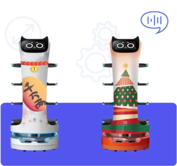 Deux BellaBot habillés aux couleurs d’une enseigne